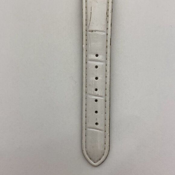 GG Women's White Silver Tone Leather Band Analog Quartz Wristwatch - Picture 3 of 12